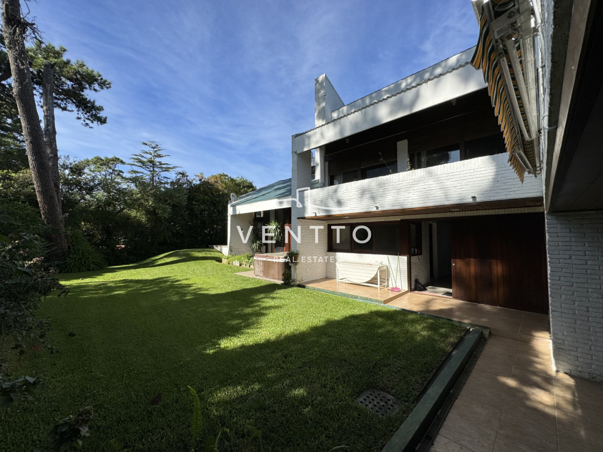 Casa ID.26 - Casa en Venta 4 suites Cantegril Playa Mansa Punta del Este