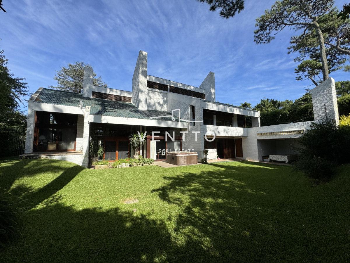Casa ID.26 - Casa en Venta 4 suites Cantegril Playa Mansa Punta del Este