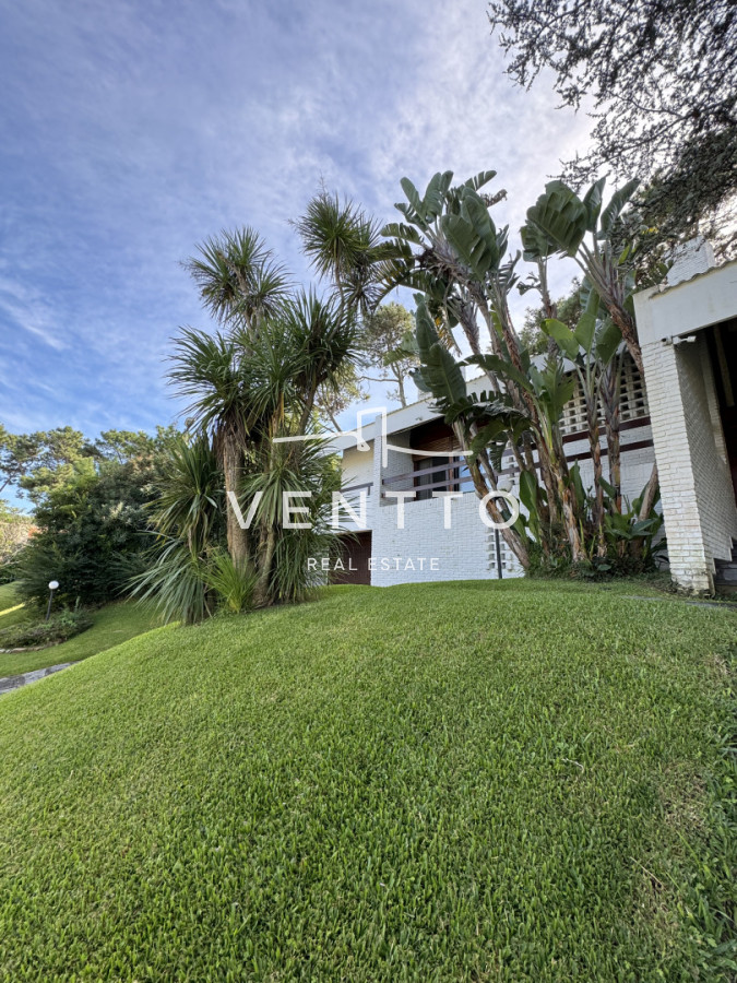 Casa ID.26 - Casa en Venta 4 suites Cantegril Playa Mansa Punta del Este