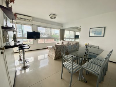 Cómodo y luminoso apartamento en alquiler anual.