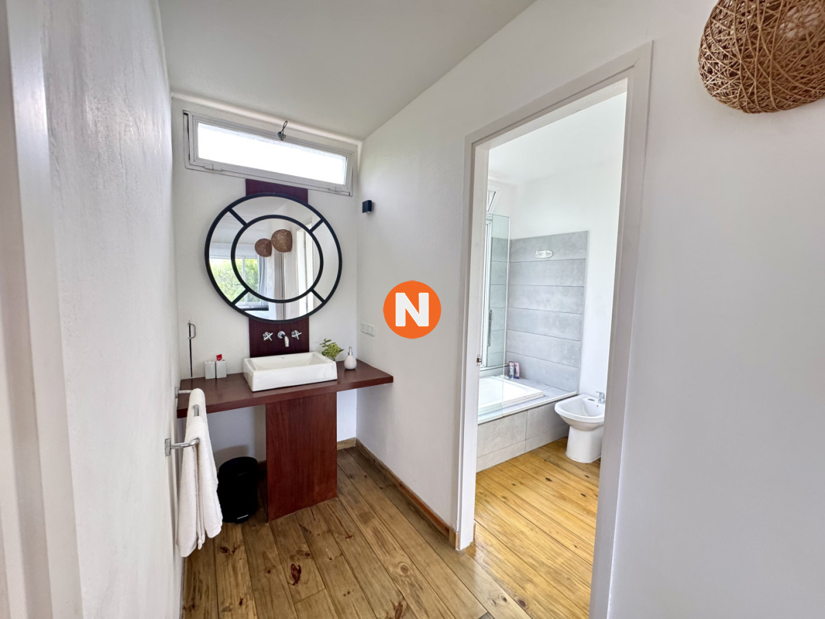 Casa Ref.225756 - Exclusiva Residencia en Venta en Manantiales, a Pasos de Playa Bikini
