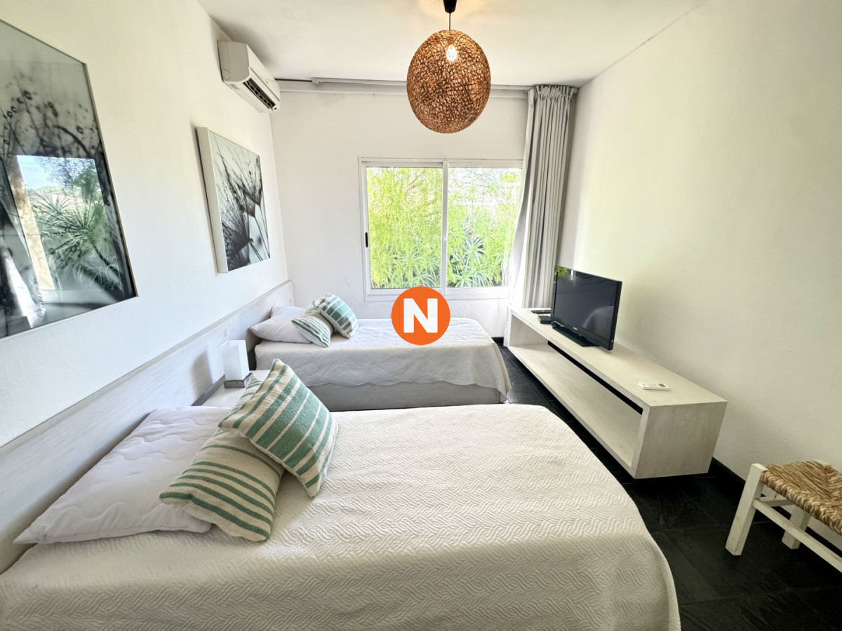Casa Ref.225756 - Exclusiva Residencia en Venta en Manantiales, a Pasos de Playa Bikini