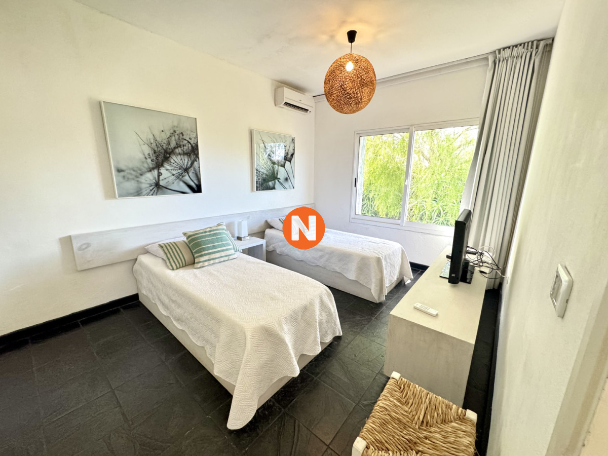Casa Ref.225756 - Exclusiva Residencia en Venta en Manantiales, a Pasos de Playa Bikini