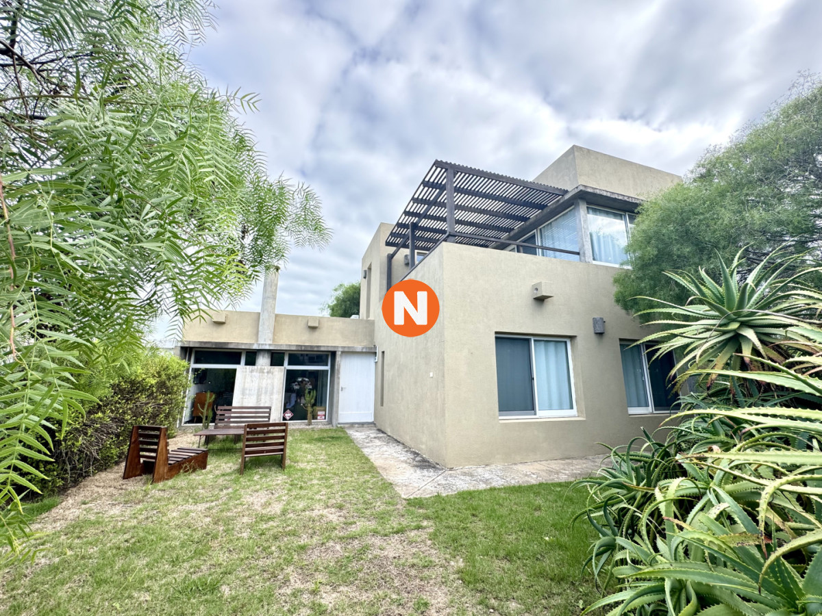 Casa Ref.225756 - Exclusiva Residencia en Venta en Manantiales, a Pasos de Playa Bikini