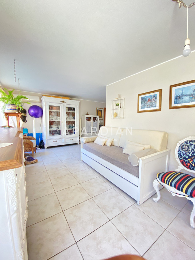 Apartamento ID.21097046 - Amplio y luminoso apartamento en venta con patio, en el corazon de Punta del Este.