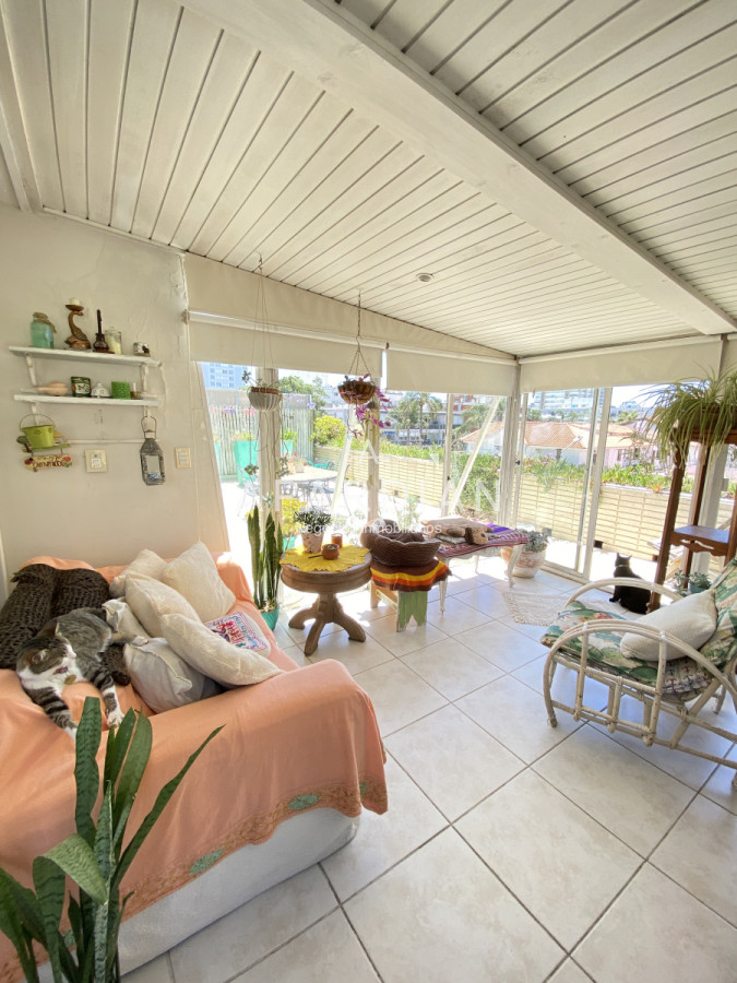 Apartamento ID.21097046 - Amplio y luminoso apartamento en venta con patio, en el corazon de Punta del Este.