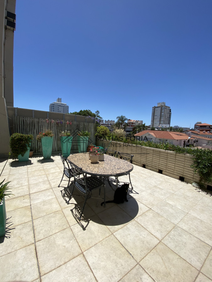 Apartamento ID.45 - Amplio y luminoso apartamento en venta con patio, en el corazon de Punta del Este.
