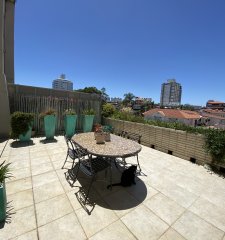 Amplio y luminoso apartamento en venta con patio, en el corazon de Punta del Este.