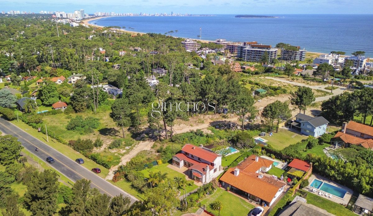 Casa ID.621 - Casa en Venta 3 Dormitorios, Pinares - Punta del este - Playa Mansa 