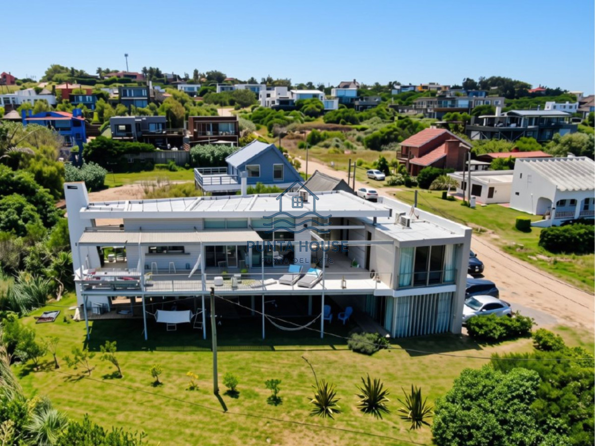 Casa ID.89 - Casa Frente al Mar en El Chorro, Punta del Este | Venta y Alquiler.
