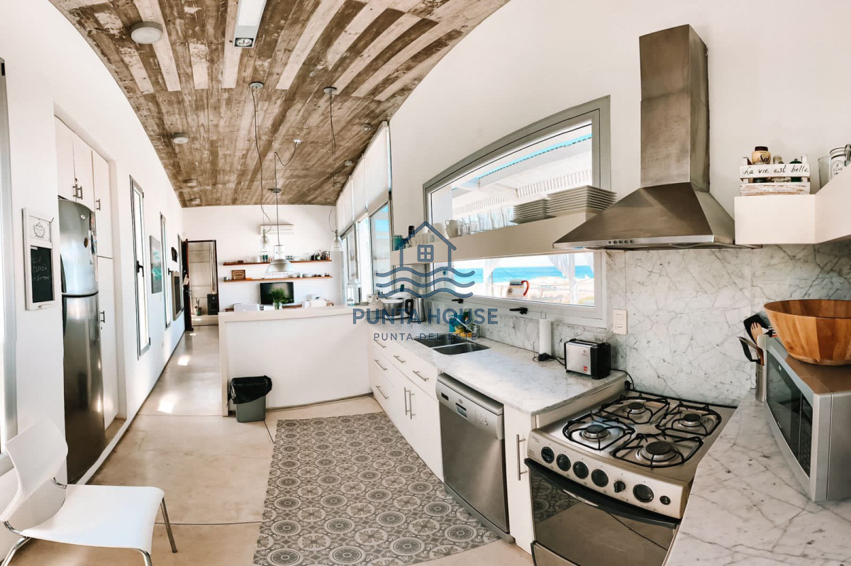 Casa ID.89 - Casa Frente al Mar en El Chorro, Punta del Este | Venta y Alquiler.