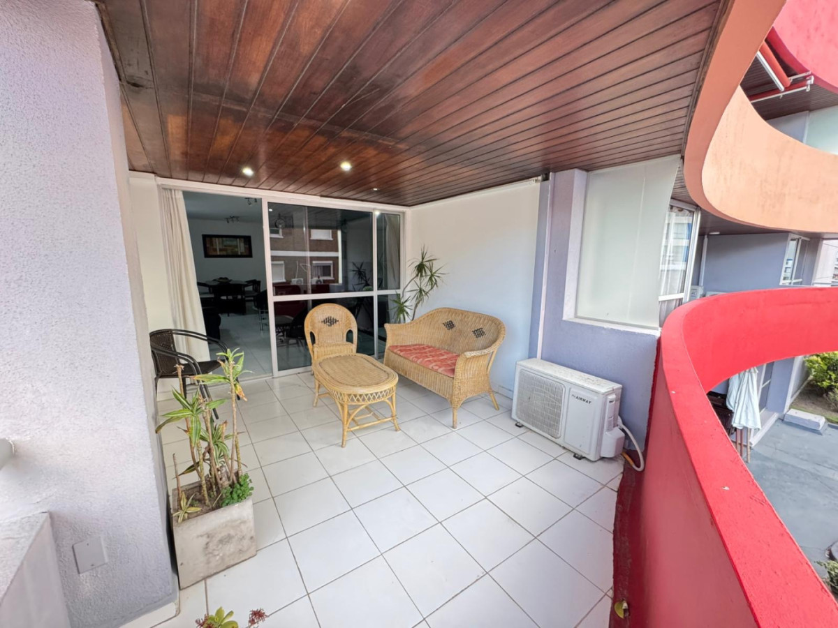 Apartamento ID.293 - AMPLIA PLANTA EN VENTA 2 DORMITORIOS Y DEPENDECIA CON 3 BAÑOS CERCA DEL MAR 