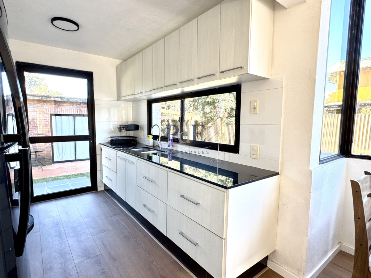 Manantiales | Residencia Moderna a Pasos de Bikini con Piscina Climatizada y Barbacoa - Imagen 12