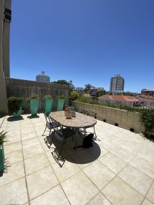 Amplio y luminoso apartamento en venta con patio, en el corazon de Punta del Este.