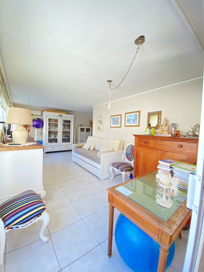 Amplio y luminoso apartamento en venta con patio, en el corazon de Punta del Este.