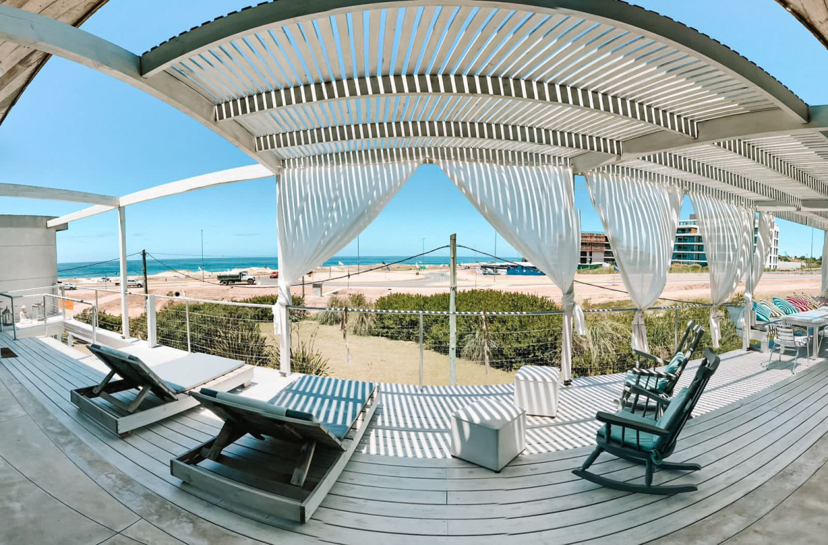 Casa Frente al Mar en El Chorro, Punta del Este | Venta y Alquiler.