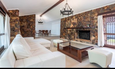 CASA EN OPORTUNIDAD ZONA COLEGIOS - 3 DORM. 1200 usdm2