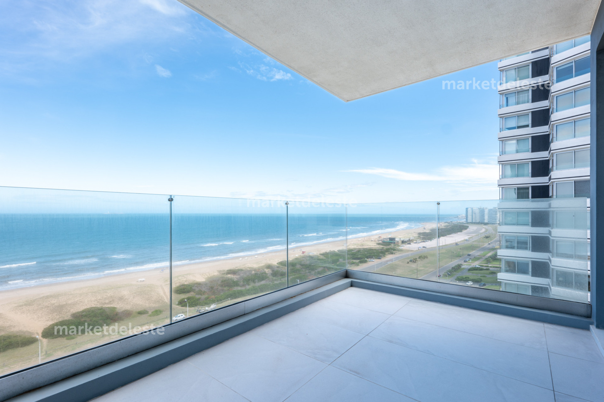 Apartamento ID.7796 - LE PARC 3 - ESQUINERO 01 PISO ALTO 