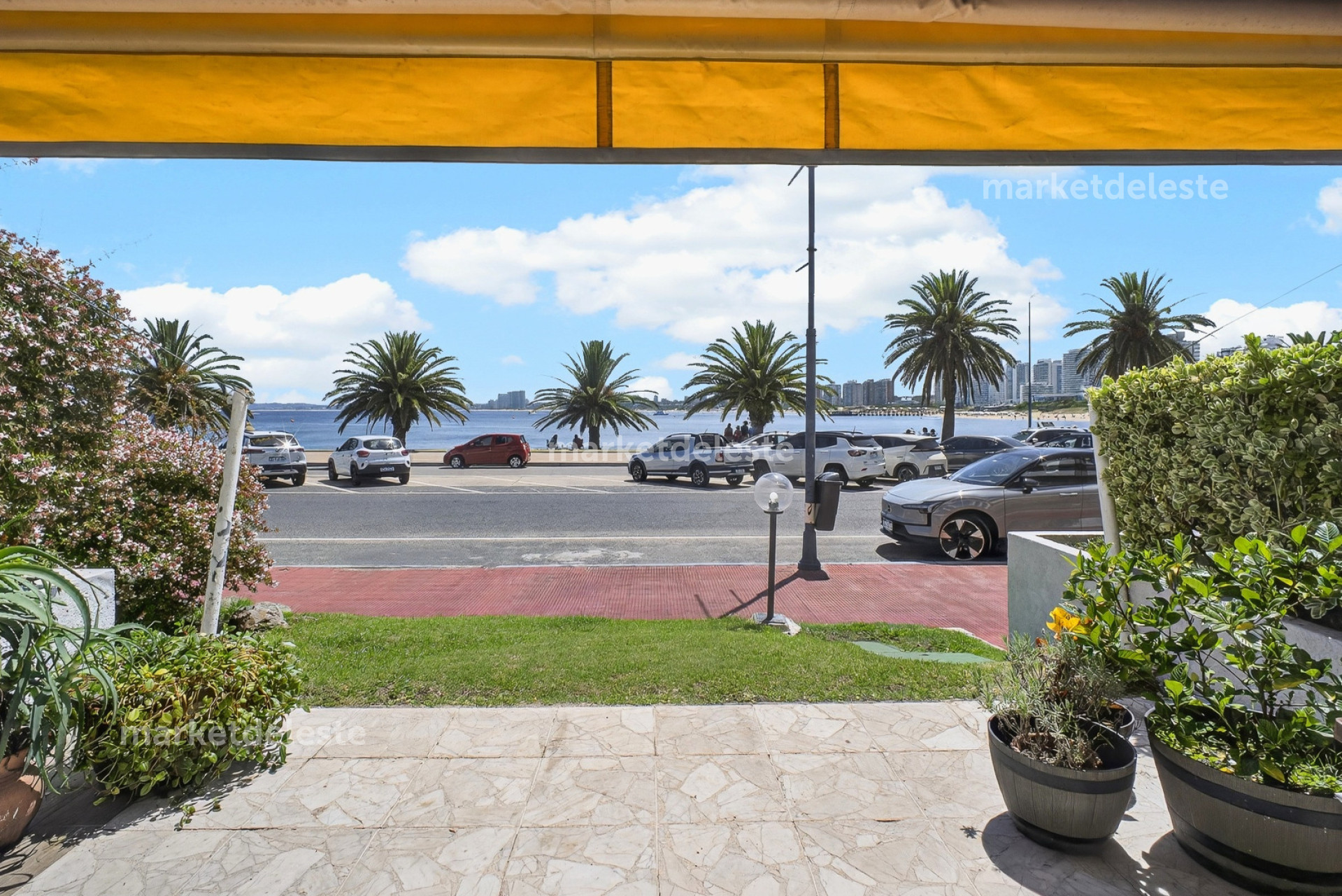 APARTAMENTO EN VENTA 3 DORMI. RECICLADO EN PLAYA MANSA - MKT7976A