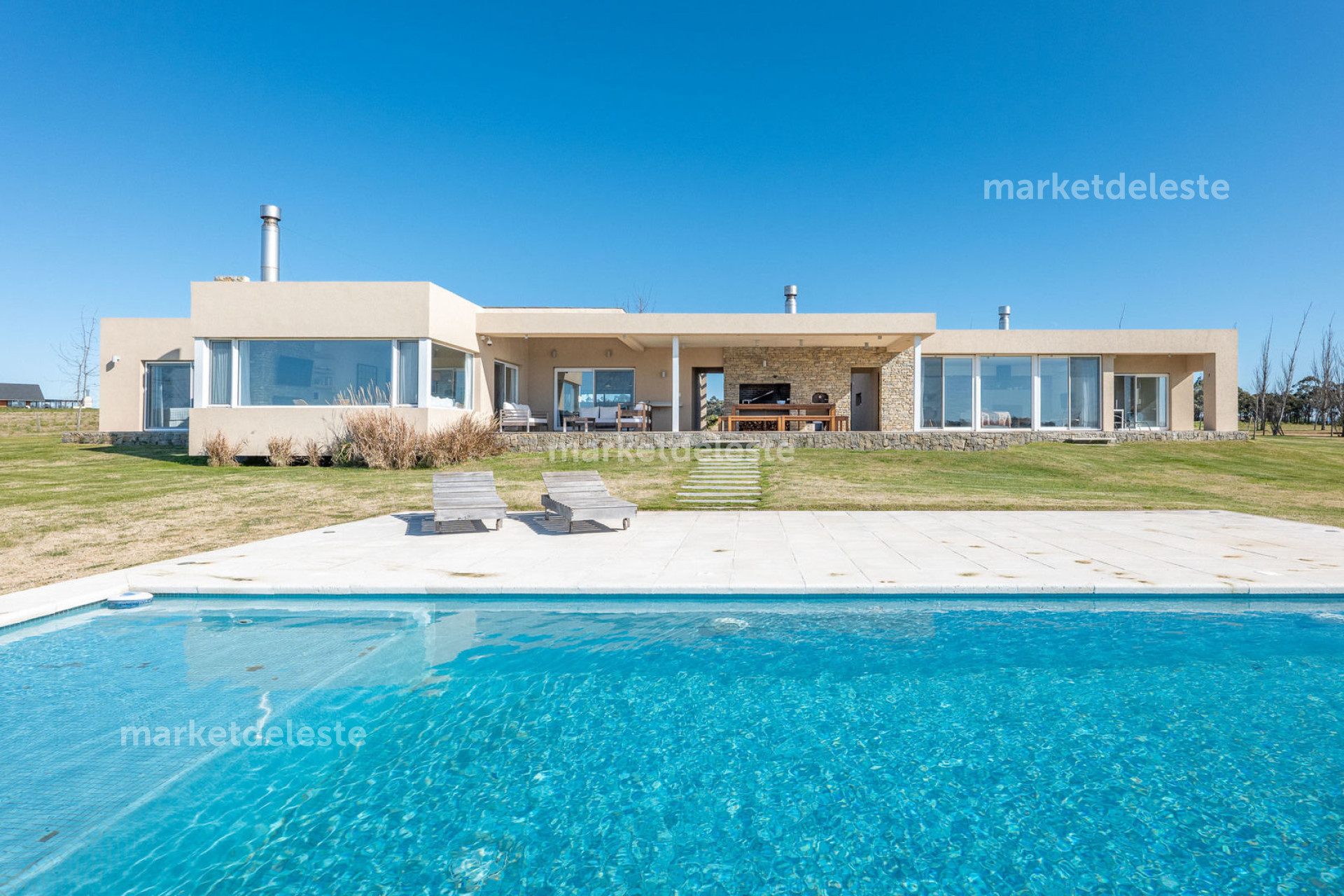 CASA EN LAGUNA DE LOS CISNES  - MKT5454C