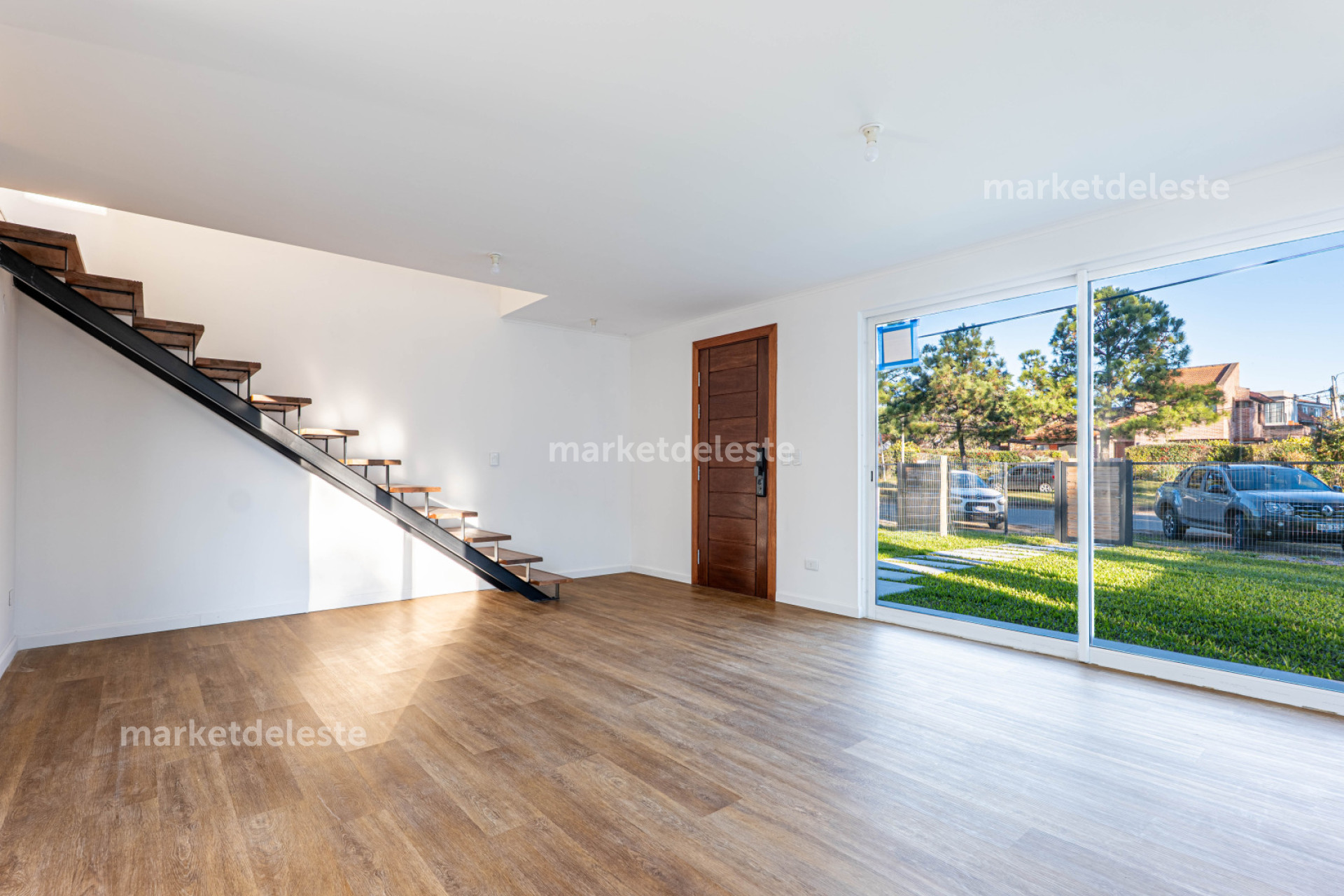 CASA A ESTENAR EN ZONA COLEGIOS - MKT7654C