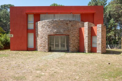 CASA EN PUNTA BALLENA - 3 DORM 