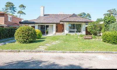 CLASICO CHALET EN MANSA - PUNTA DEL ESTE