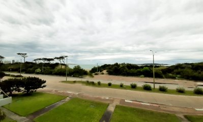 Departamento de 1 dormitorio y medio frente al mar en Playa Mansa