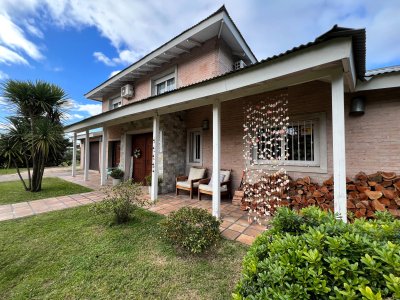 Casa de 4 dormitorios en Jardines de Córdoba, Punta del Este 