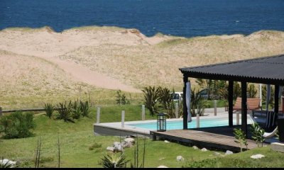 Casa de 5 dormitorios frente al mar con piscina en Punta Ballena