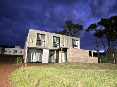 Casa a estrenar de 3 dormitorios en suite, en Piedras del Chileno no dude en consultar 