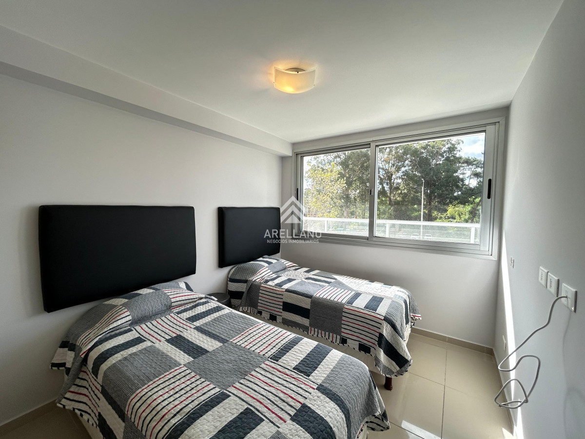 Apartamento ID.4693 - Venta apartamento 2 dormitorios punta del este edificio acapulco roosevelt parrillero propio
