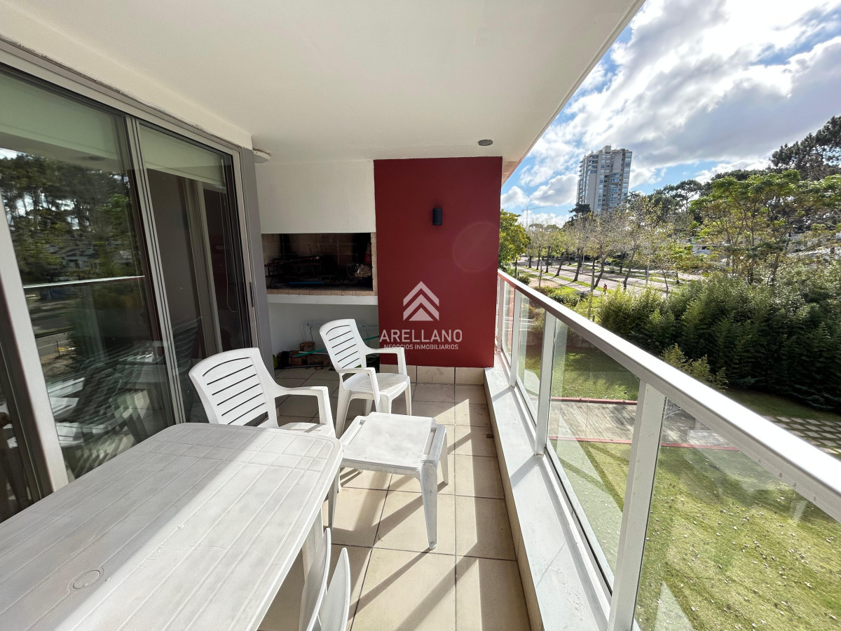 Apartamento ID.4693 - Venta apartamento 2 dormitorios punta del este edificio acapulco roosevelt parrillero propio