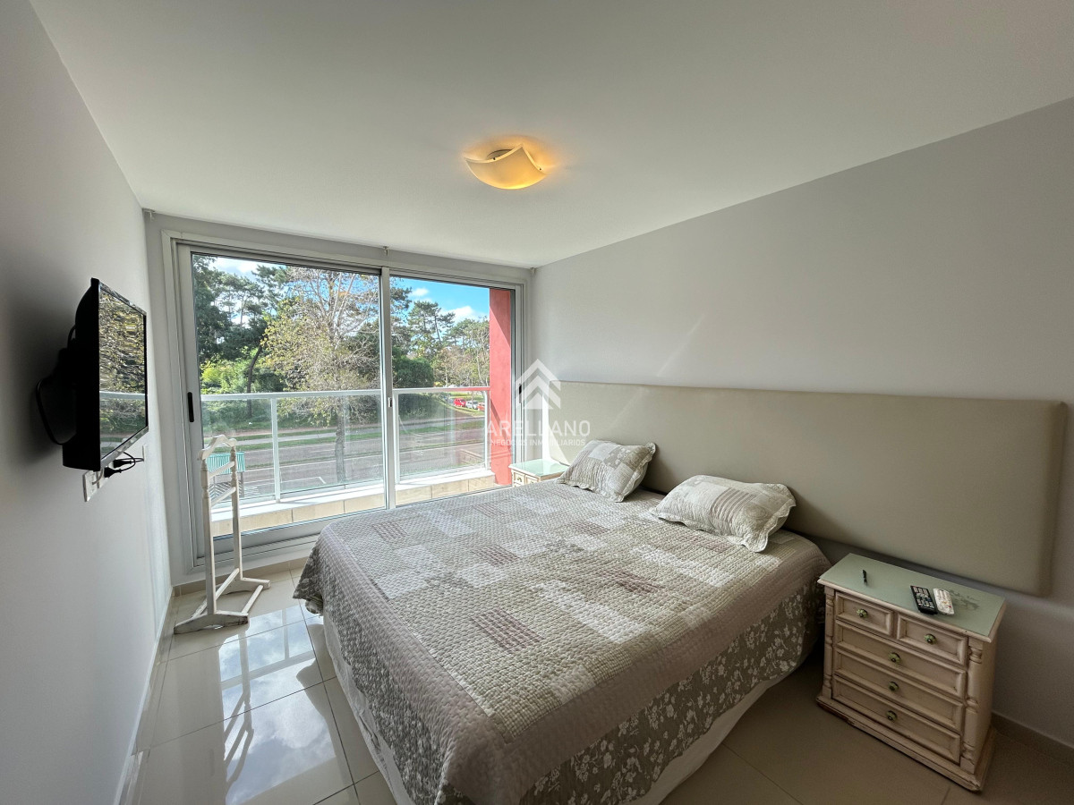Apartamento ID.4693 - Venta apartamento 2 dormitorios punta del este edificio acapulco roosevelt parrillero propio