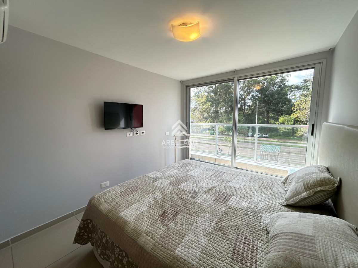 Apartamento ID.4693 - Venta apartamento 2 dormitorios punta del este edificio acapulco roosevelt parrillero propio