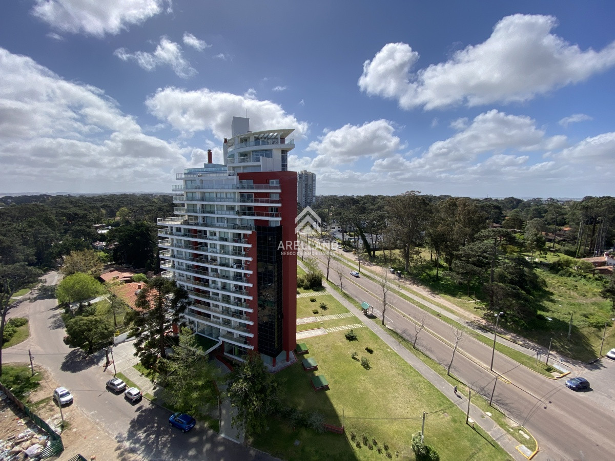 Apartamento ID.4693 - Venta apartamento 2 dormitorios punta del este edificio acapulco roosevelt parrillero propio