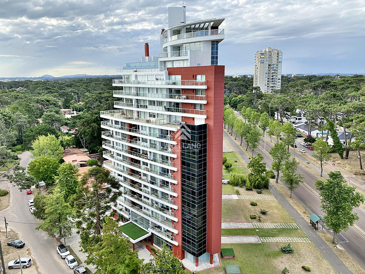 Apartamento ID.4693 - Venta apartamento 2 dormitorios punta del este edificio acapulco roosevelt parrillero propio