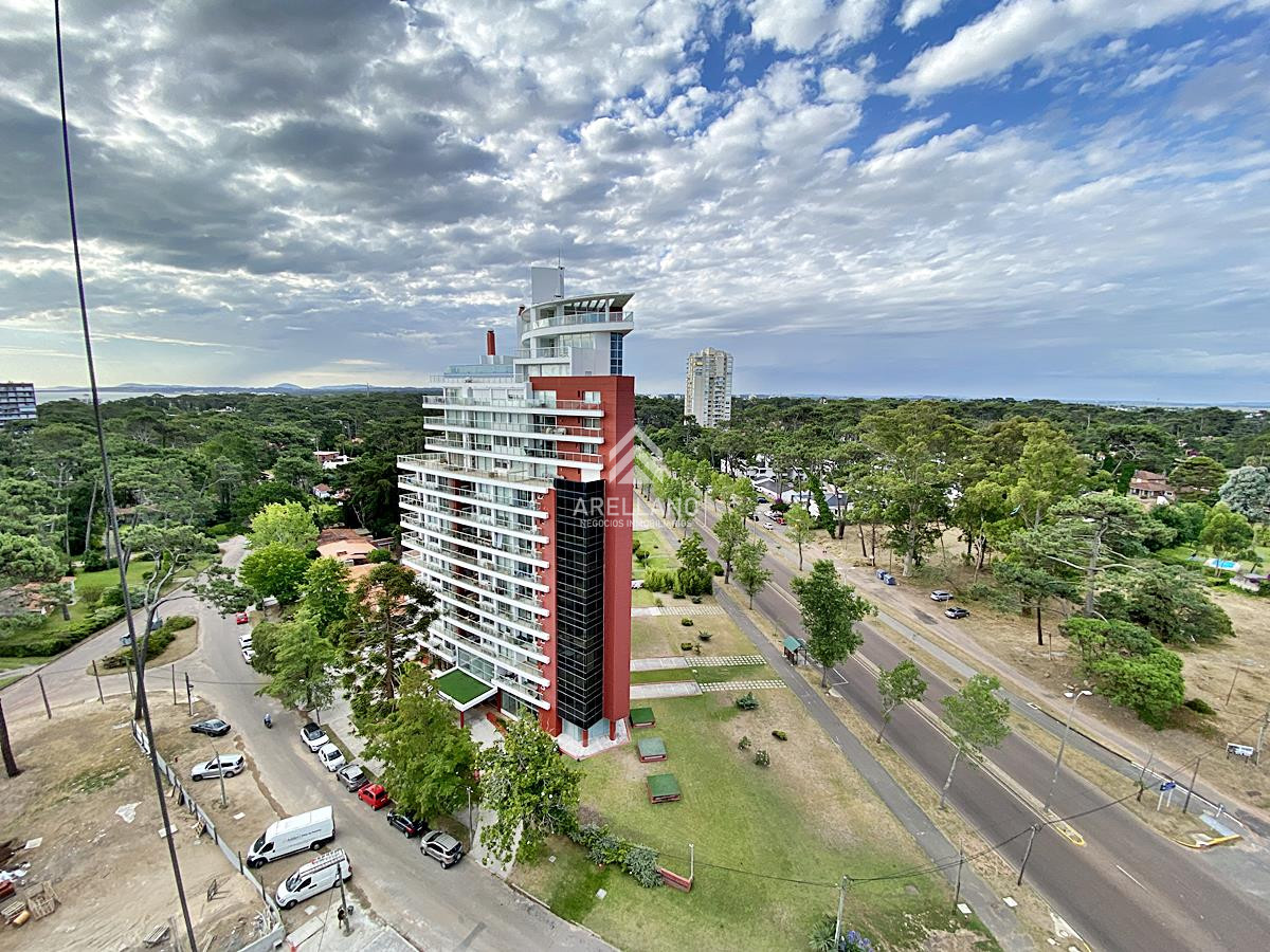 Apartamento ID.4693 - Venta apartamento 2 dormitorios punta del este edificio acapulco roosevelt parrillero propio
