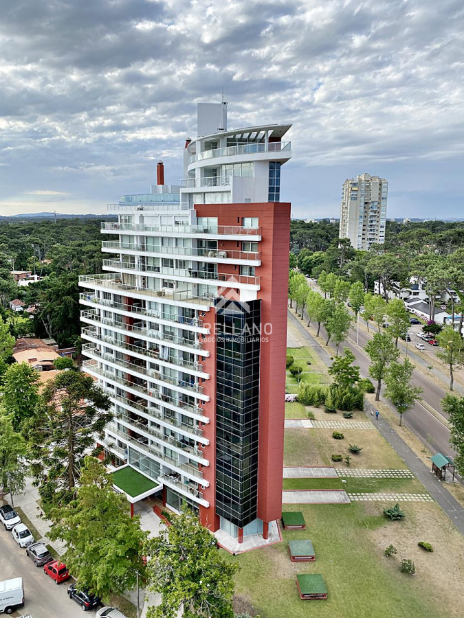 Apartamento ID.4693 - Venta apartamento 2 dormitorios punta del este edificio acapulco roosevelt parrillero propio