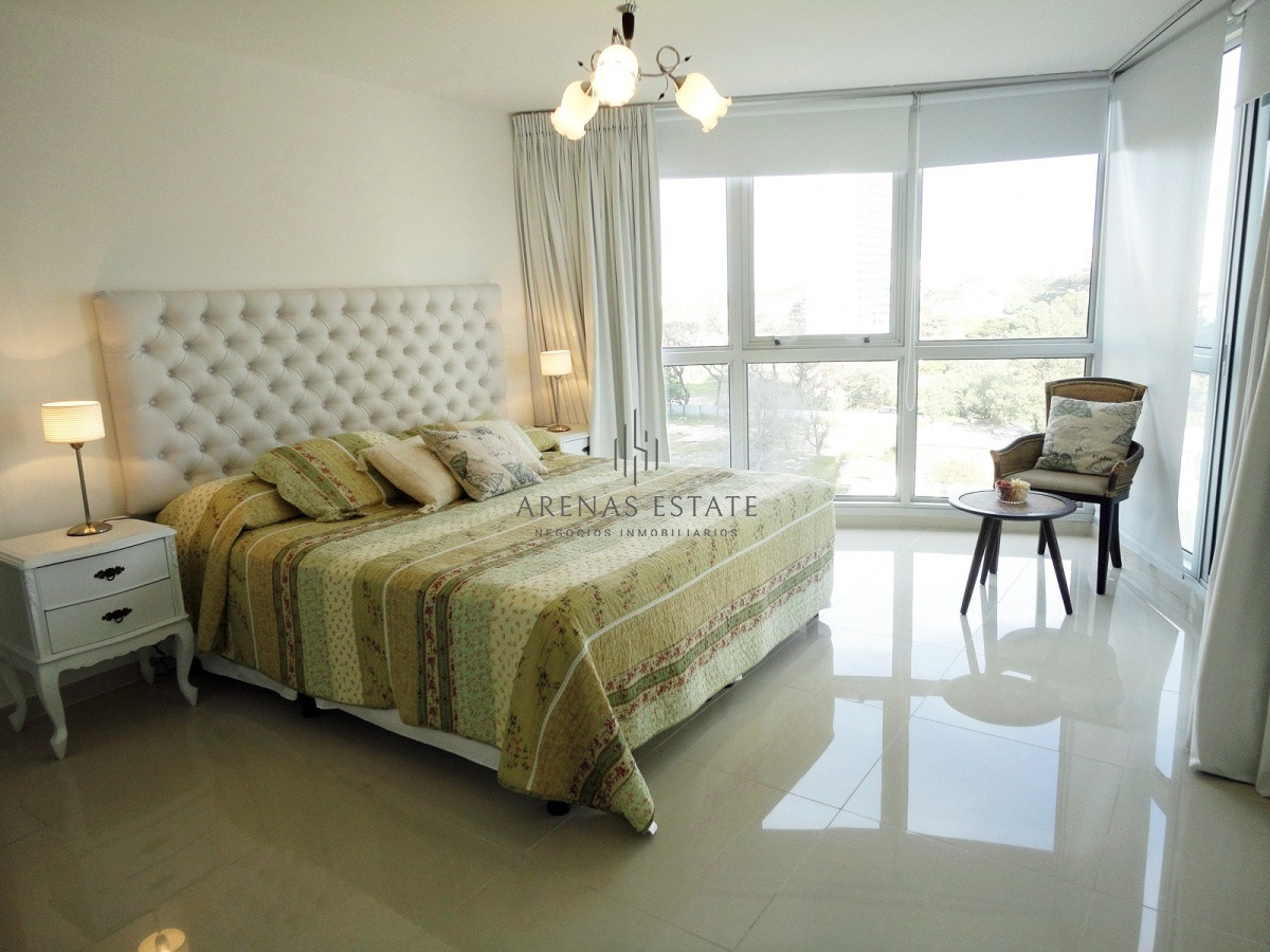 Apartamento ID.2572 - Apartamento en venta  de 3 dormitorios en Punta del Este , zona Mansa 
