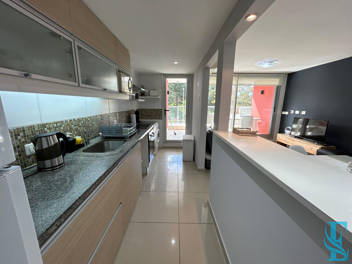 Apartamento ID.685 - Venta apartamento dos dormitorios punta del este edificio acapulco roosevelt parrillero propio
