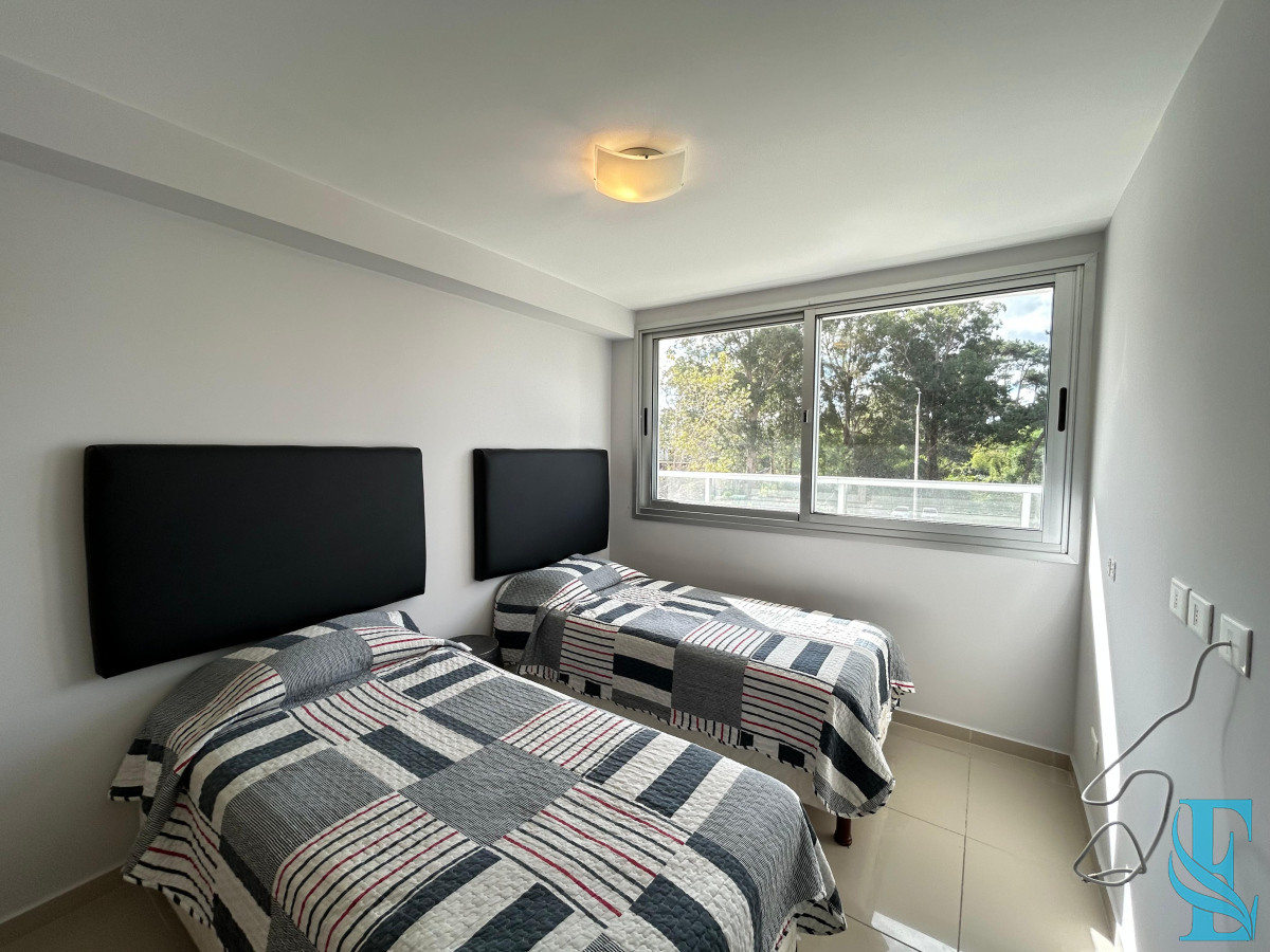 Apartamento ID.685 - Venta apartamento dos dormitorios punta del este edificio acapulco roosevelt parrillero propio
