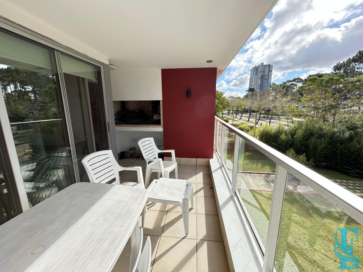 Apartamento ID.685 - Venta apartamento dos dormitorios punta del este edificio acapulco roosevelt parrillero propio