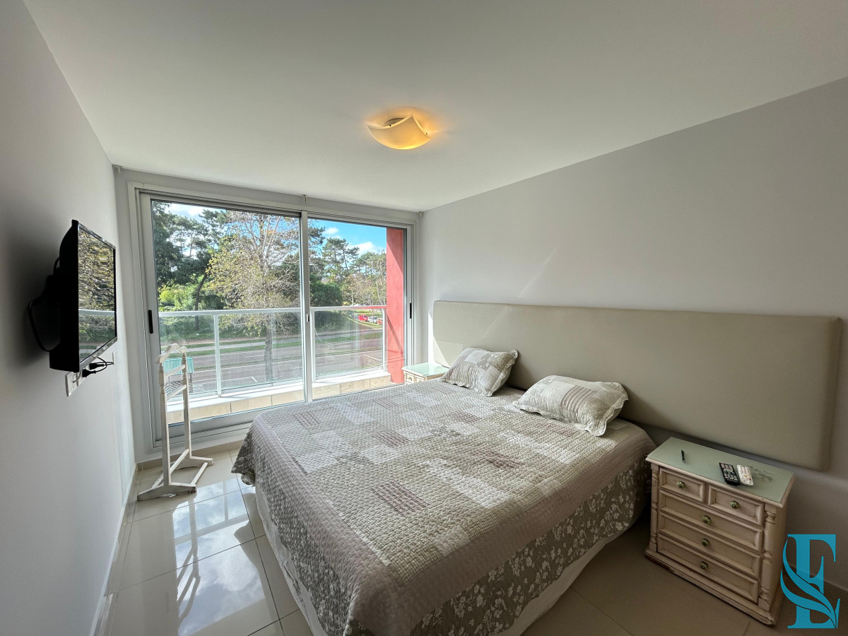 Apartamento ID.685 - Venta apartamento dos dormitorios punta del este edificio acapulco roosevelt parrillero propio