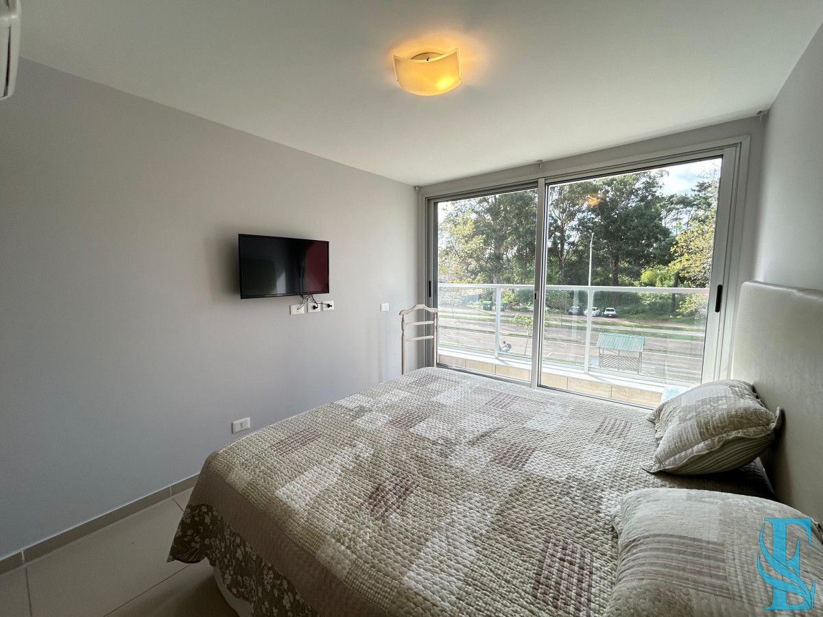 Apartamento ID.685 - Venta apartamento dos dormitorios punta del este edificio acapulco roosevelt parrillero propio