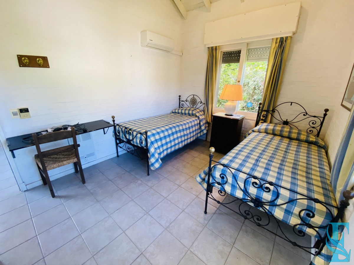 Casa ID.689 - Venta casa cuatro dormitorios Punta del este barrio Arbolada parrillero y gran terreno