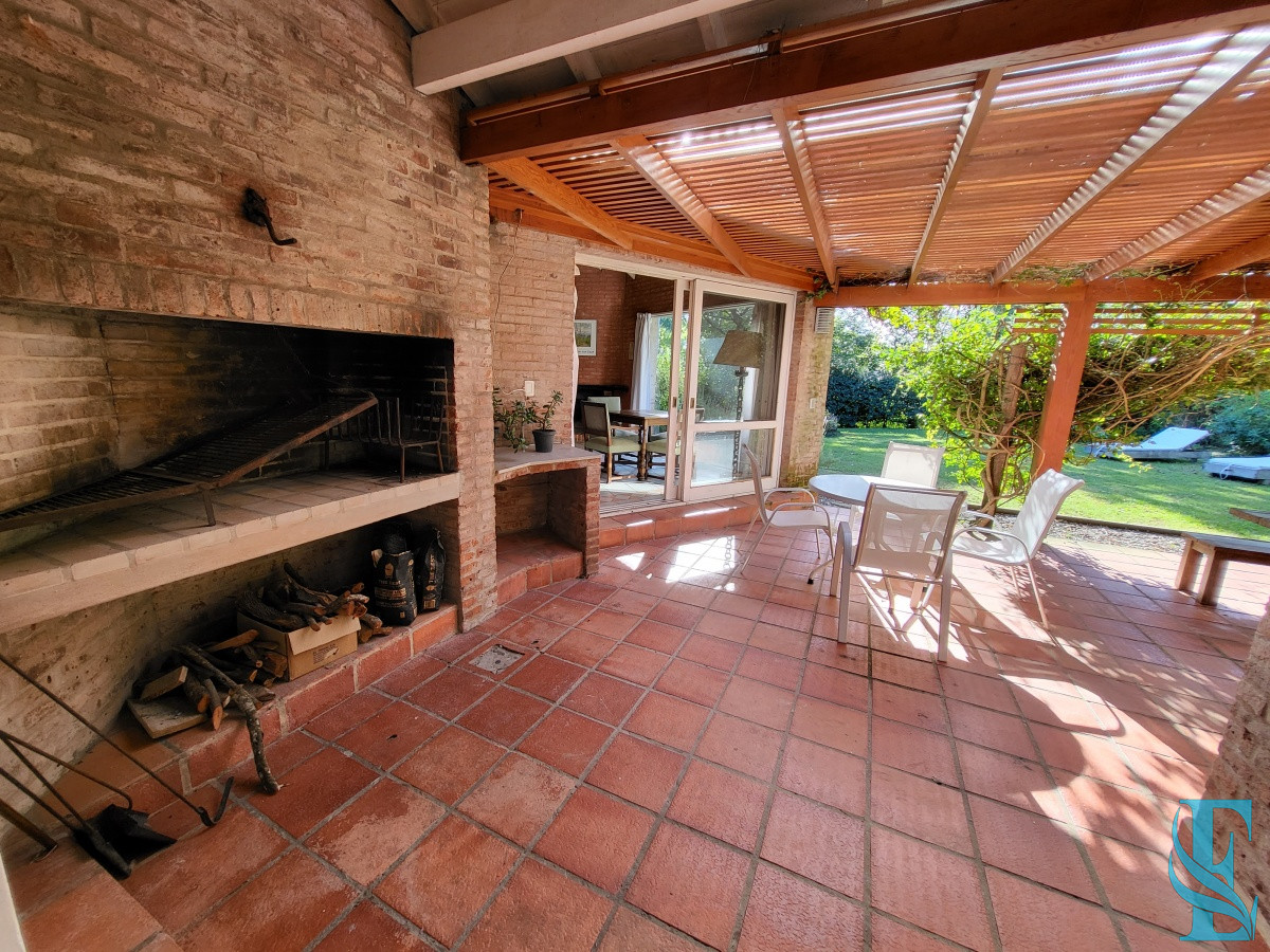 Casa ID.689 - Venta casa cuatro dormitorios Punta del este barrio Arbolada parrillero y gran terreno