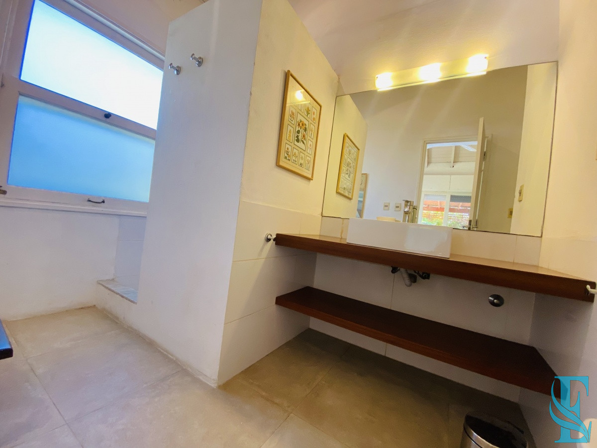 Casa ID.689 - Venta casa cuatro dormitorios Punta del este barrio Arbolada parrillero y gran terreno