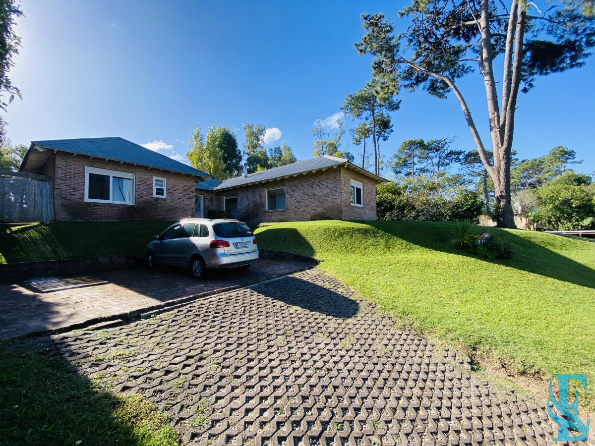 Casa ID.689 - Venta casa cuatro dormitorios Punta del este barrio Arbolada parrillero y gran terreno