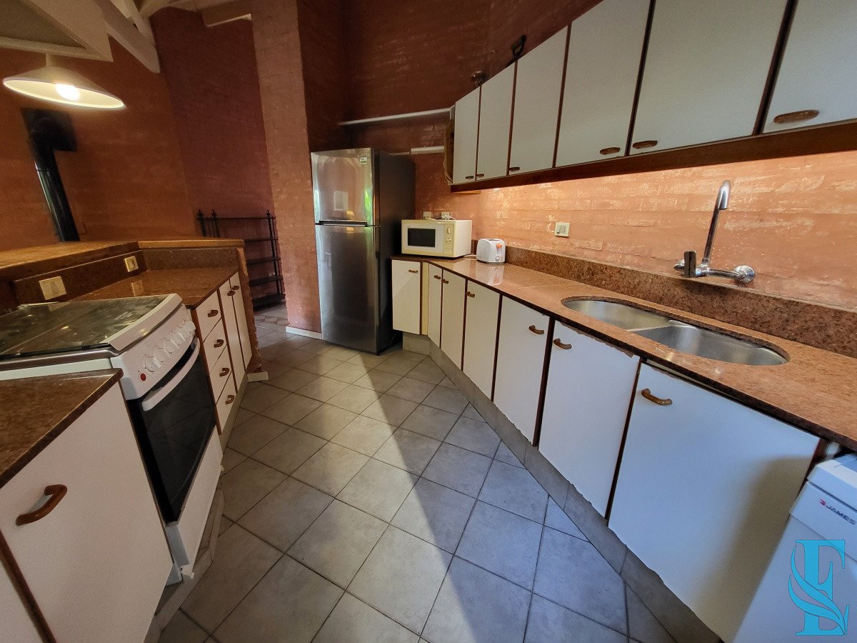 Casa ID.689 - Venta casa cuatro dormitorios Punta del este barrio Arbolada parrillero y gran terreno